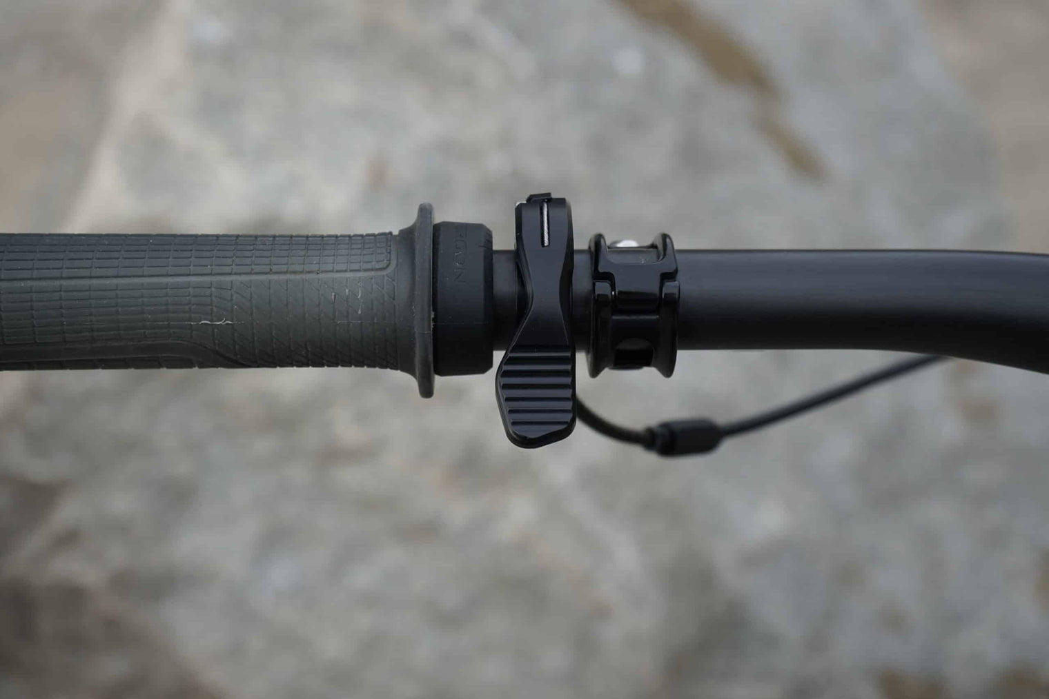 Eightpins Onbar Remote Hebel zur Betätigung aller Teleskopsattelstützen mit Seilzug montiert auf Carbon Lenker: Eightpins: NGS2, H01, NGS2 Cargo
BikeYoke: Revive, Divine, Triggy
OneUp: Dropper Post V2, V3
Fox: Transfer, Transfer Factory
PNW Components: Cascade, Loam, Bachelor, Rainier
Crankbrothers: Highline
Brand-X: Ascend
KS: LEV, LEV Integra
9point8: Fall Line
Und alle weiteren mechanischen Dropper Posts mit Standard-Bowdenzug