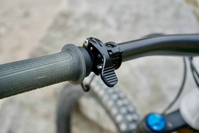 Eightpins Onbar Remote Hebel zur Betätigung aller Teleskopsattelstützen mit Seilzug Betätigung: Eightpins: NGS2, H01, NGS2 Cargo
BikeYoke: Revive, Divine, Triggy
OneUp: Dropper Post V2, V3
Fox: Transfer, Transfer Factory
PNW Components: Cascade, Loam, Bachelor, Rainier
Crankbrothers: Highline
Brand-X: Ascend
KS: LEV, LEV Integra
9point8: Fall Line
Und alle weiteren mechanischen Dropper Posts mit Standard-Bowdenzug