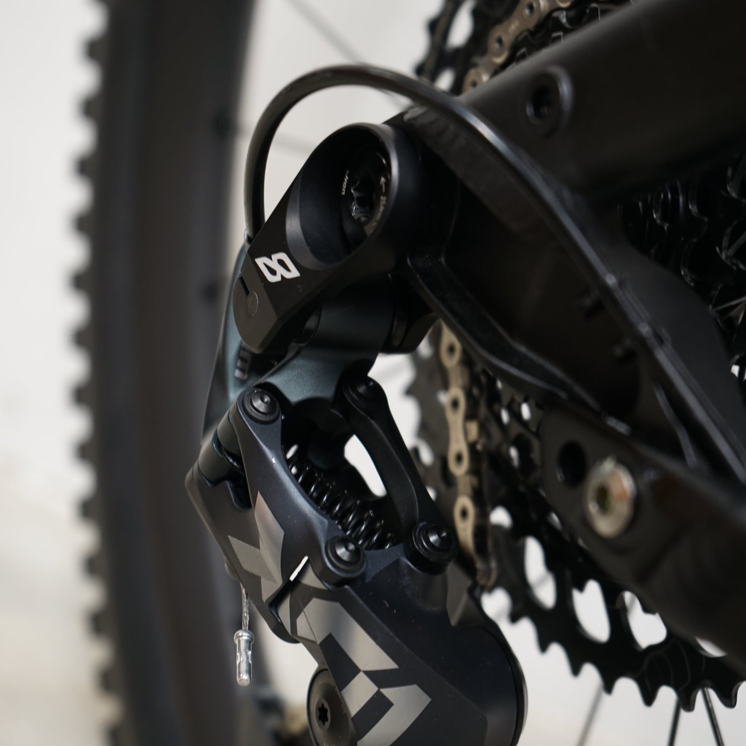 Eightpins Stiffschifter UDH Schaltauge Versteifung für Sram Eagle Schaltwerk in schwarz montiert auf einem Liteville 303