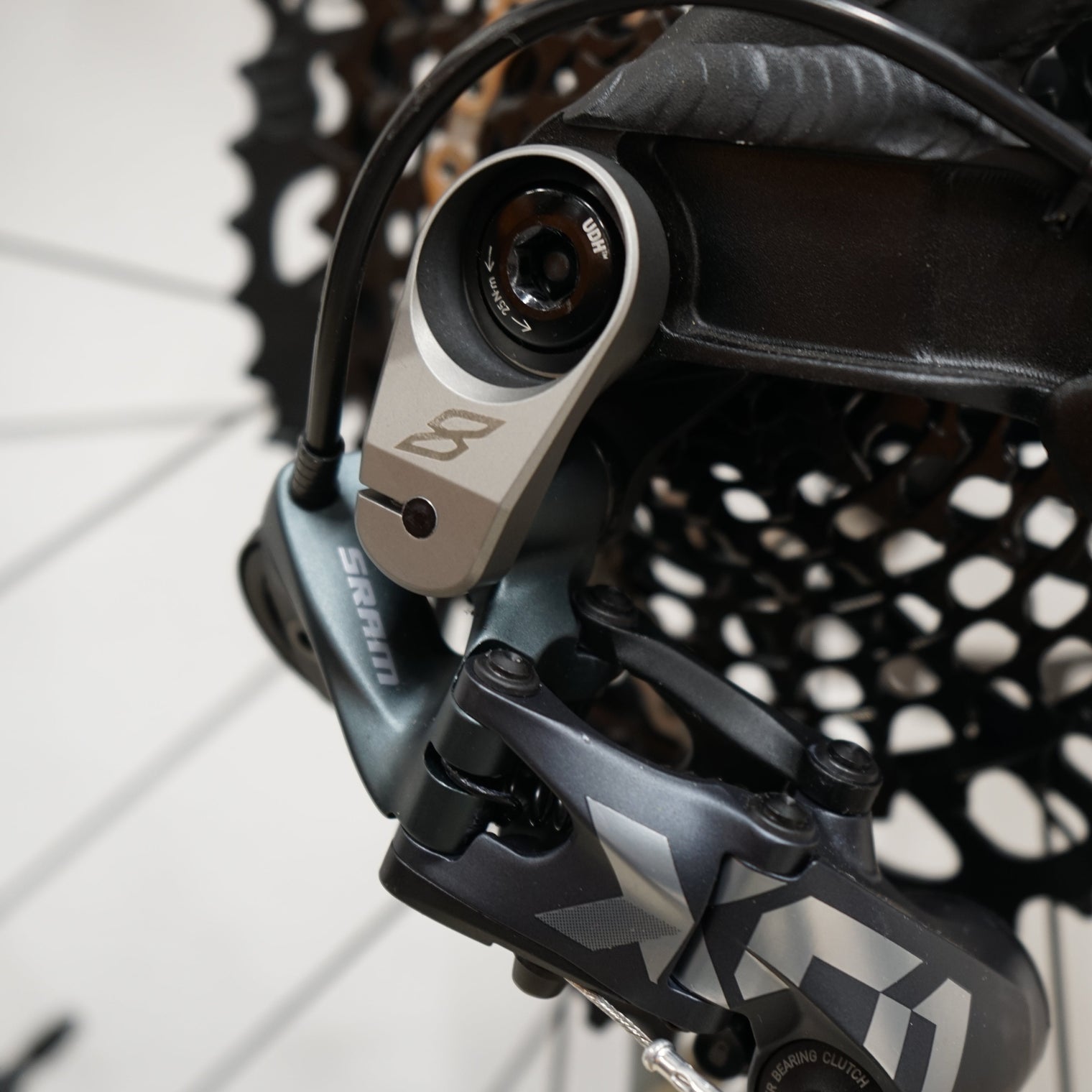 Eightpins Stiffschifter UDH Schaltauge Versteifung für Sram Eagle Schaltwerk in Titan Grau montiert auf einem Liteville 303