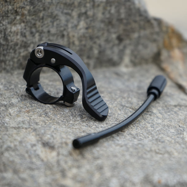 Eightpins Onbar Dropper Post Remote Hebel liegt auf Granit Stein mit Zugeinsteller und Flexliner