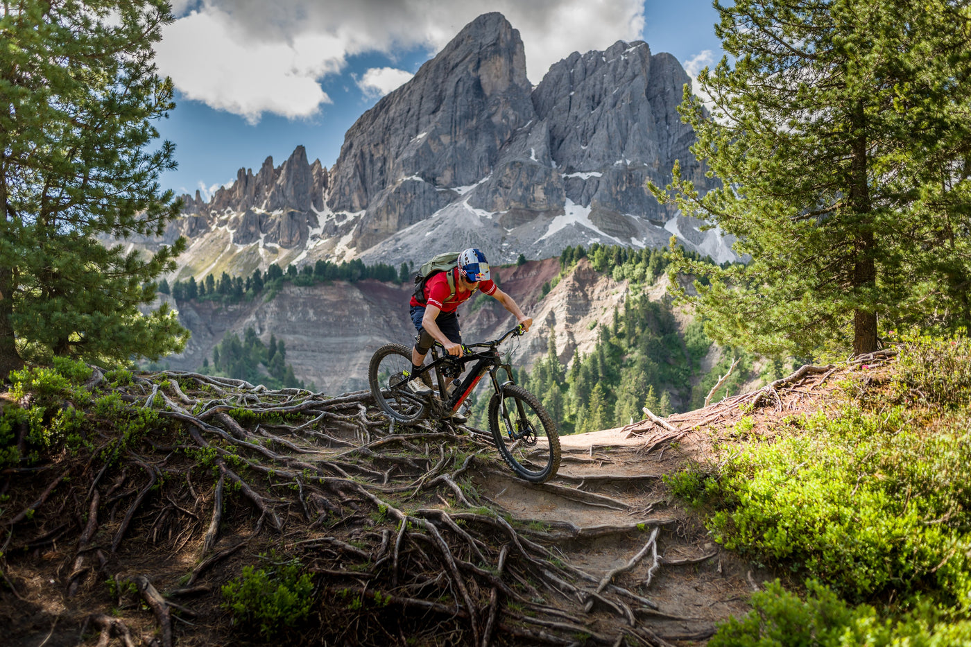 MTB Profi Thomas Öhler auf einem Trail mit einem Liteville 301 CE vor einer schönen Bergkulisse.
