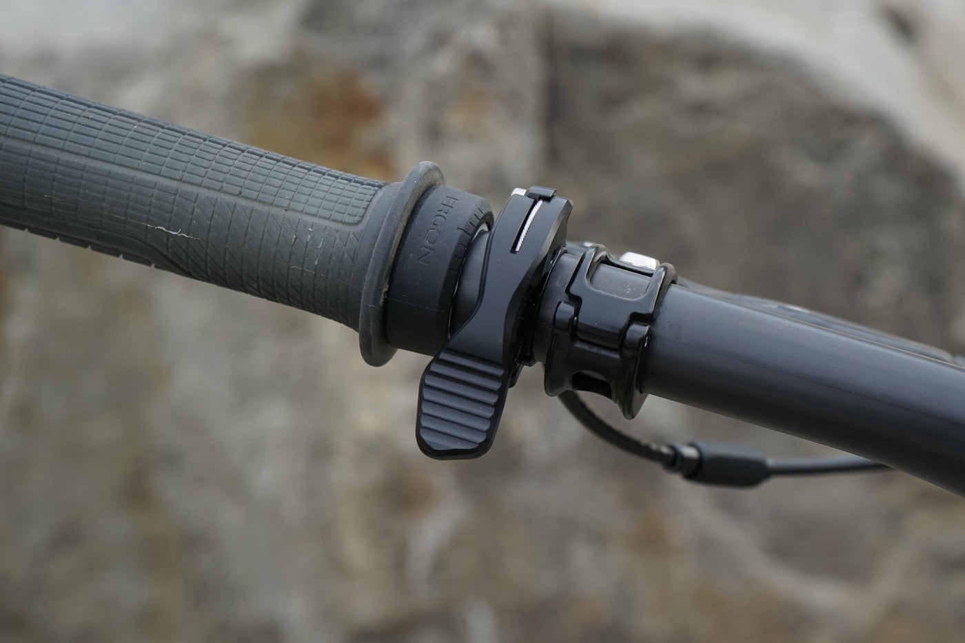 Eightpins Onbar Remote montiert am Mountainbike Lenker mit Universal-Klemme