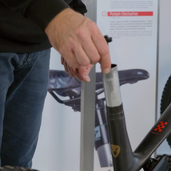 Bild zeigt das einführen des Eightpins Bushings bzw. Gleitbuchsenrohrs in den Rahmen eines Rotwild, Bulls, Ghost, Liteville oder Thoemus Rahmen.