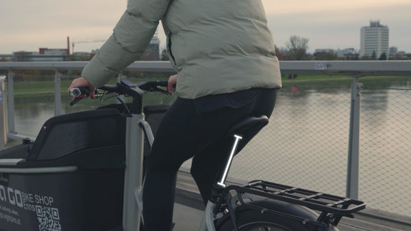 Bild von Mutter auf einem CAGO FS200 Cargo Bike welches mit einem weißen Strich die korrekte Sattelhöhe symbolisiert.