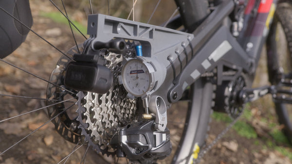 Bild zeigt den Hinterbau und Schaltwerks Bereiche eines Rotwild REX 900 E-Bike mit dem Eightpins Stiffshifter und einer Messeinrichtung mit Messuhr um das flexen eines UDH Schaltauges zu messen.