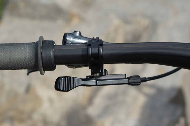 Eightpins Underbar Betätigungshebel für Teleskopsattelstütze an Shimano I-spec EV XTR Hebel angeschraubt und an Carbon Lenker von Syntace montiert.