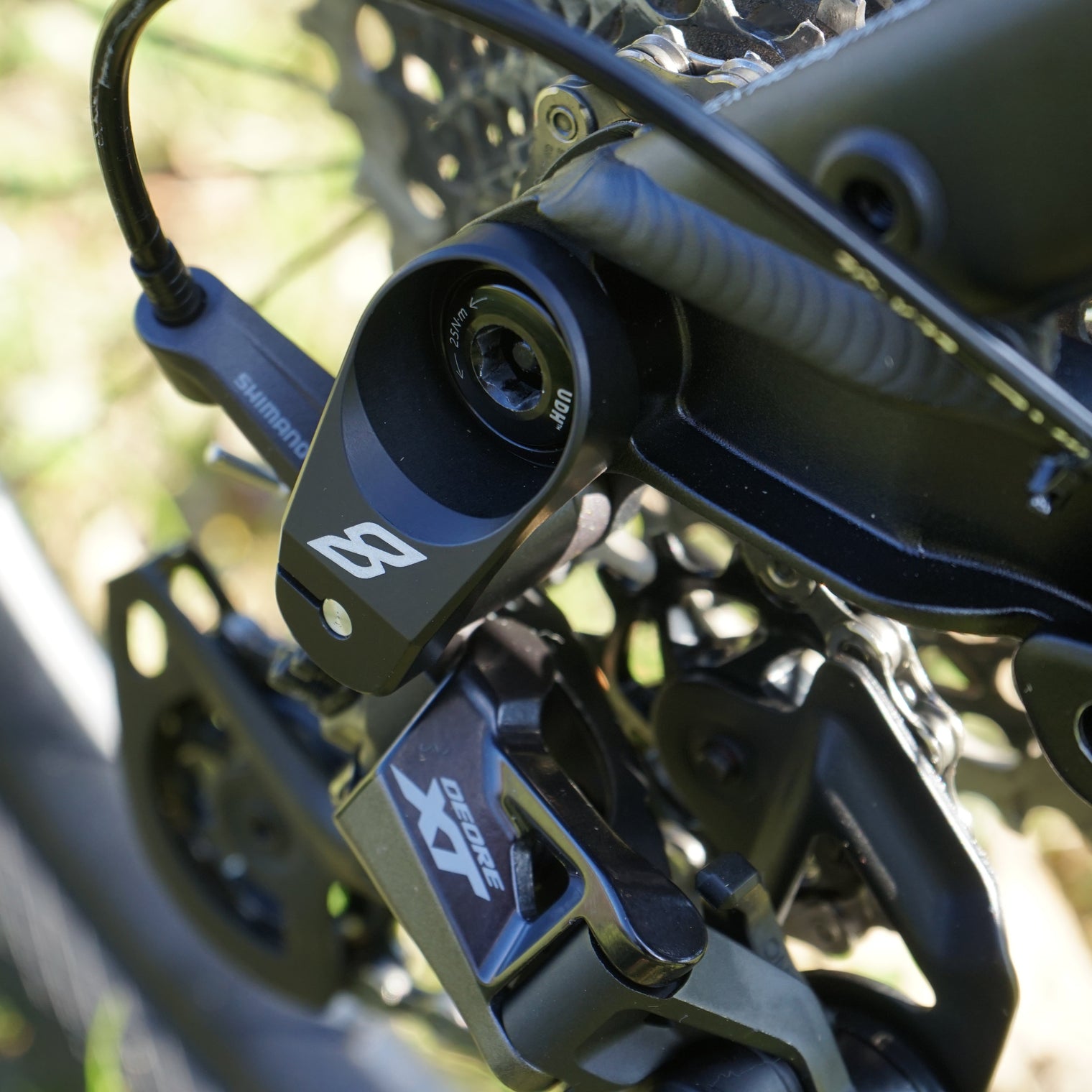 Eightpins Stiffshifter UDH Hanger Versteifung gegen verbogenes UDH Schaltauge stützt das Shimano XT/XTR Schaltwerk ab. Montiert auf einem Liteville 303.