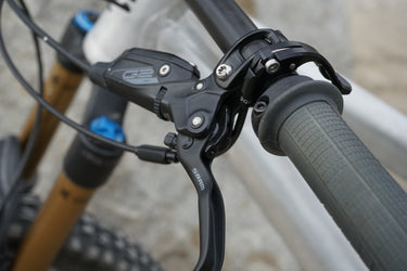 Eightpins Onbar Remote Seitenansicht mit Stealth Cable Routing unter Bremshebel
