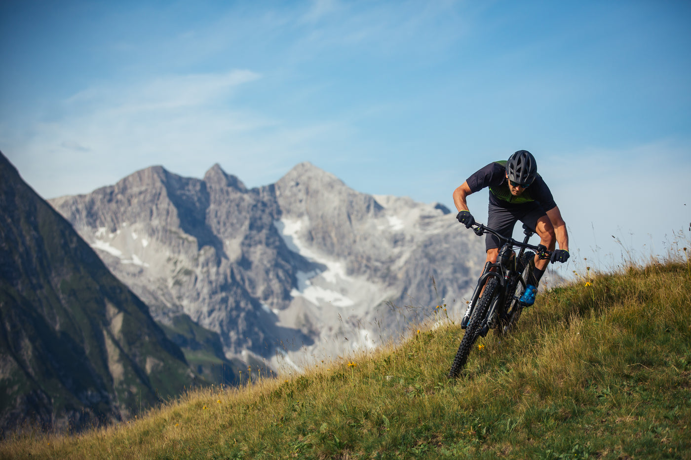 Biker auf Bulls Bike auf Alpen Single Trail mit Eightpins Sattelstütze.